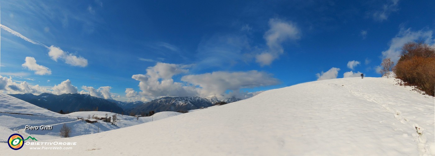 21 Evvia in salita su pratoni innevati per Cascina Vecchia.jpg